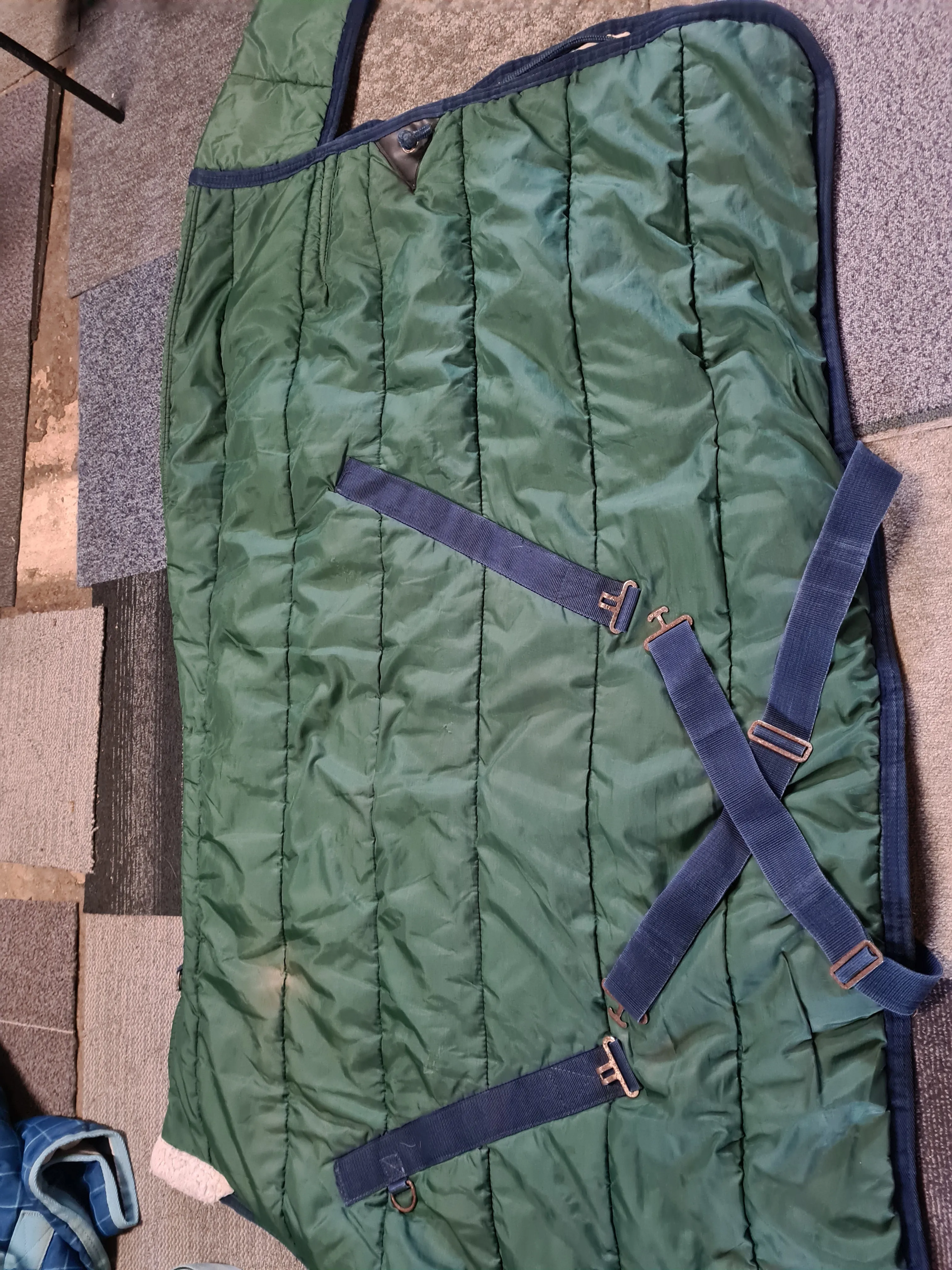 5'9 green medium stable rug, good condition